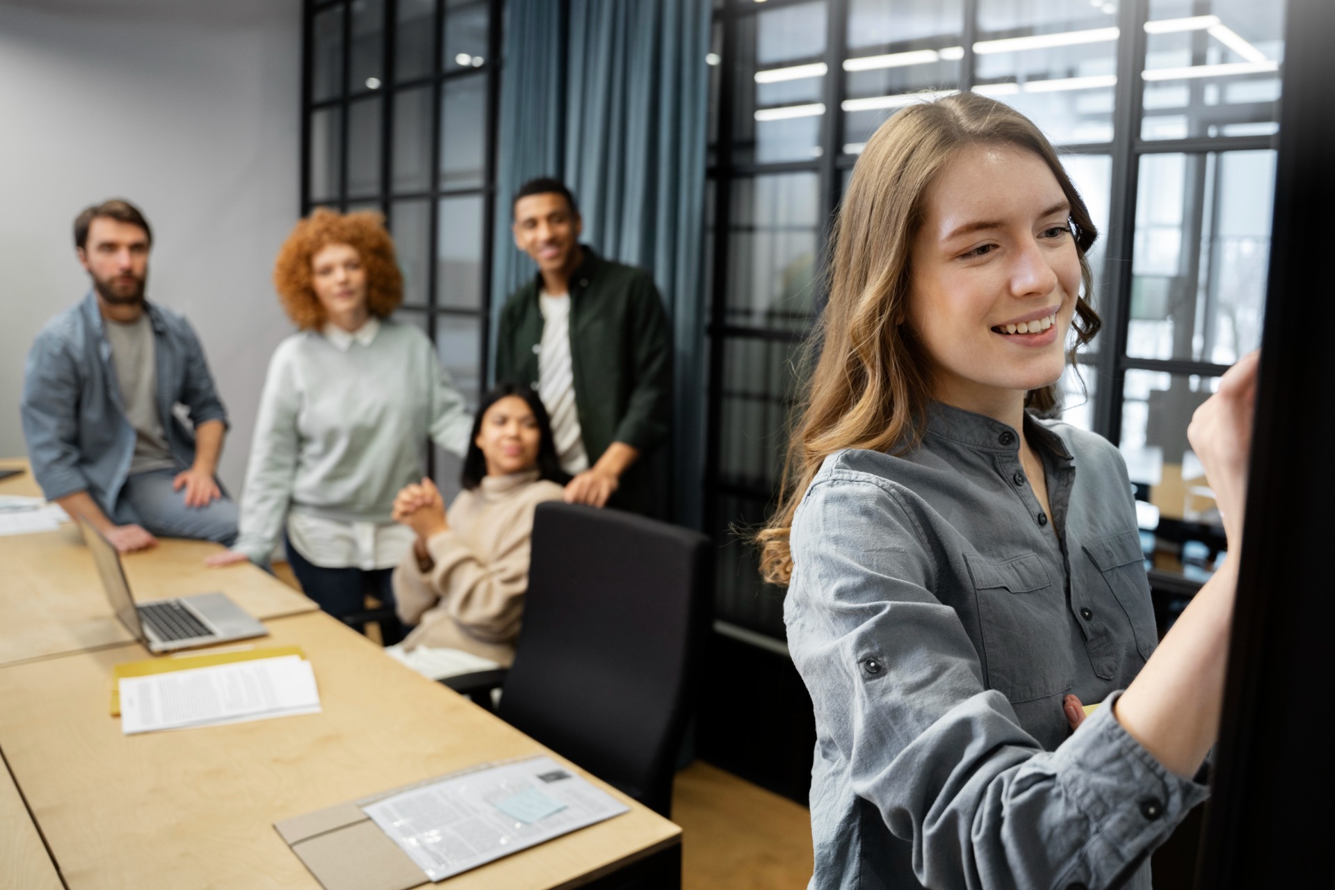 Equipo de trabajo colaborando en una oficina